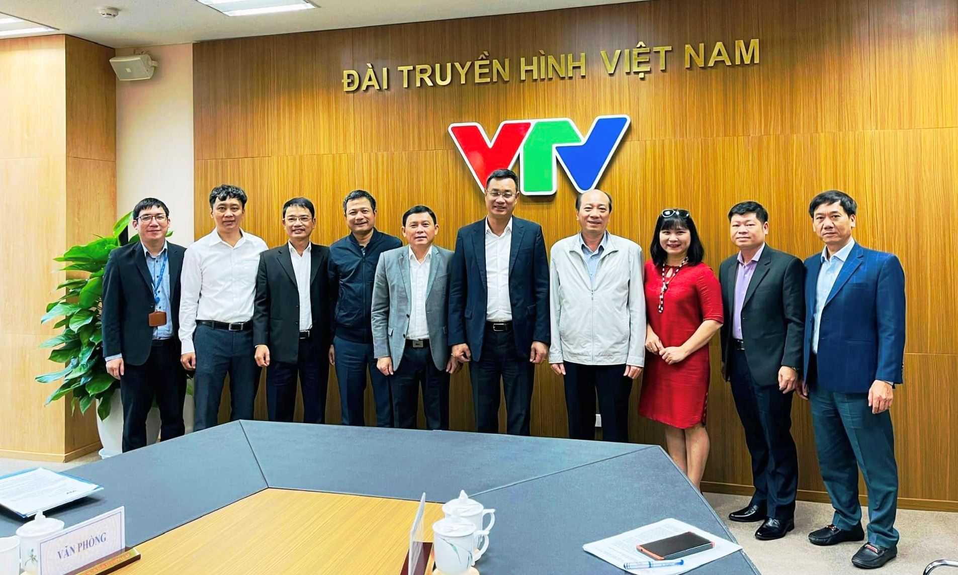 Đoàn công tác của UBND tỉnh Đắk Lắk chụp hình kỷ niệm với lãnh đạo Đài Truyền hình Việt Nam